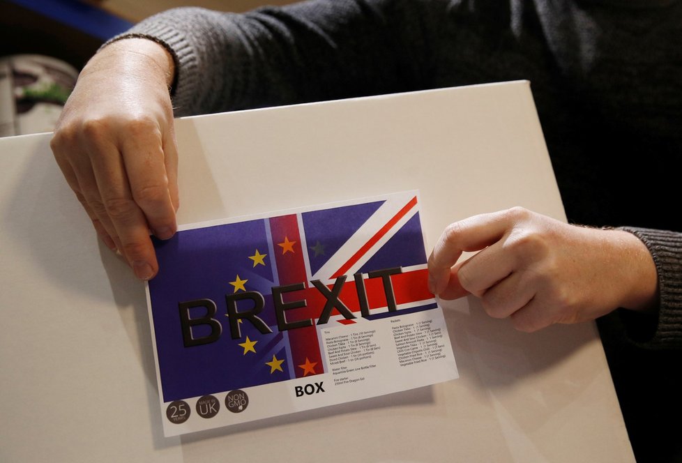 Britský podnikatel James Blake prodal už stovky „krabic poslední záchrany“ plných zásob jídla pro případ, že by brexit zemi zcela ochromil. Krabice, která obsahuje sušené a konzervované porce jídel na 30 dní nebo třeba filtr na vodu, stojí 295 liber (asi 8600 korun). (23.1.2019)