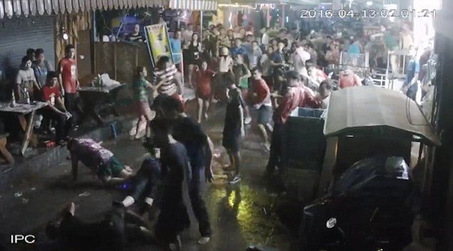 Thajští výtržníci zmlátili britské seniory na ulici.