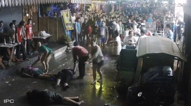 Thajští výtržníci zmlátili britské seniory na ulici.