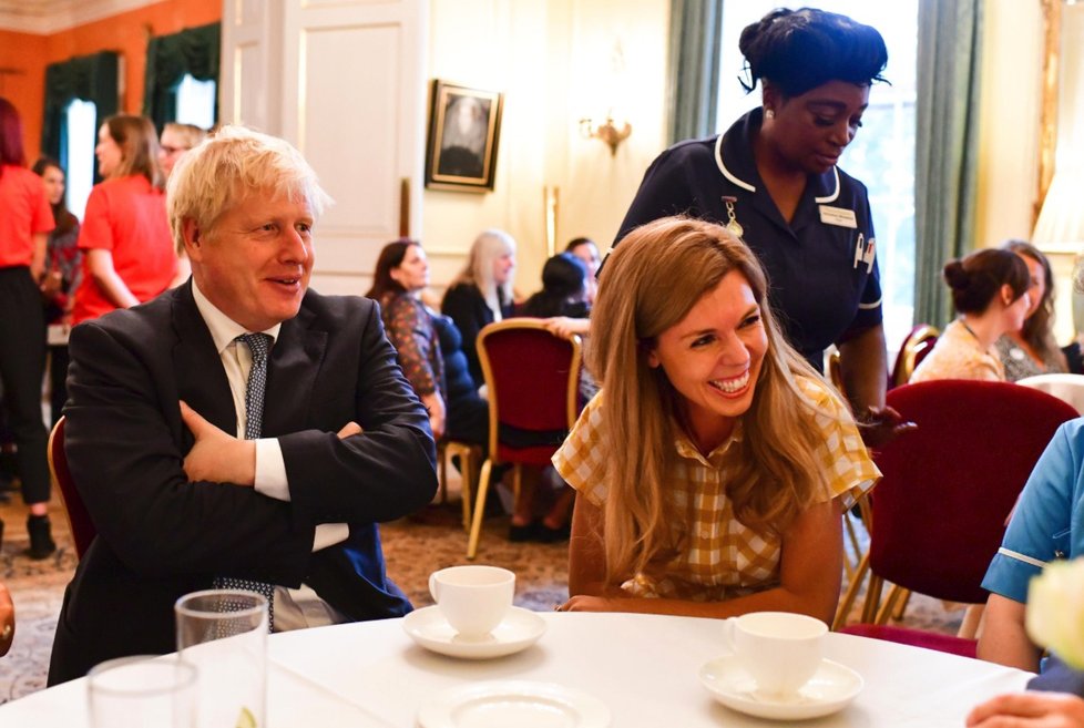 Premiér Johnson s přítelkyní Carrie Symondsovou