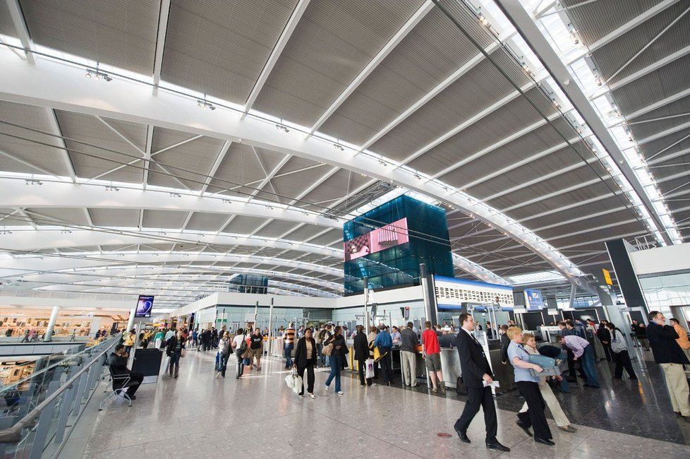 Letištní hala terminálu 5 na Heathrow.