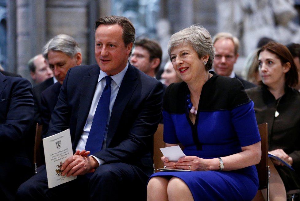 Britský expremiér David Cameron s expremiérkou Theresou Mayovou.
