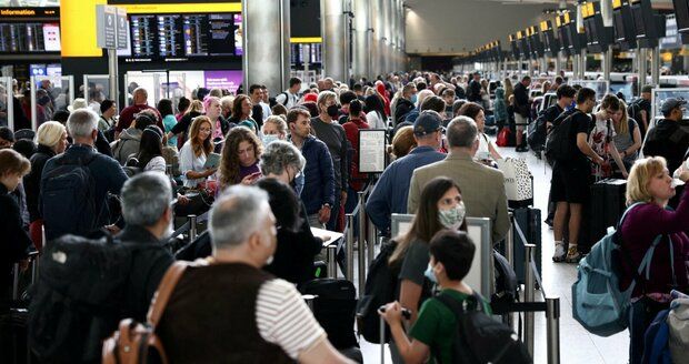Londýnské letiště nezvládá extrémní nápor turistů. Chce úplně „utnout“ prodej letenek
