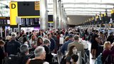 Londýnské letiště nezvládá extrémní nápor turistů. Chce úplně „utnout“ prodej letenek