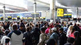 Dlouhé fronty na londýnském letišti Heathrow