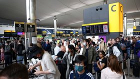 Dlouhé fronty na londýnském letišti Heathrow