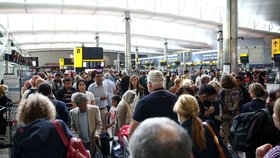 Dlouhé fronty na londýnském letišti Heathrow