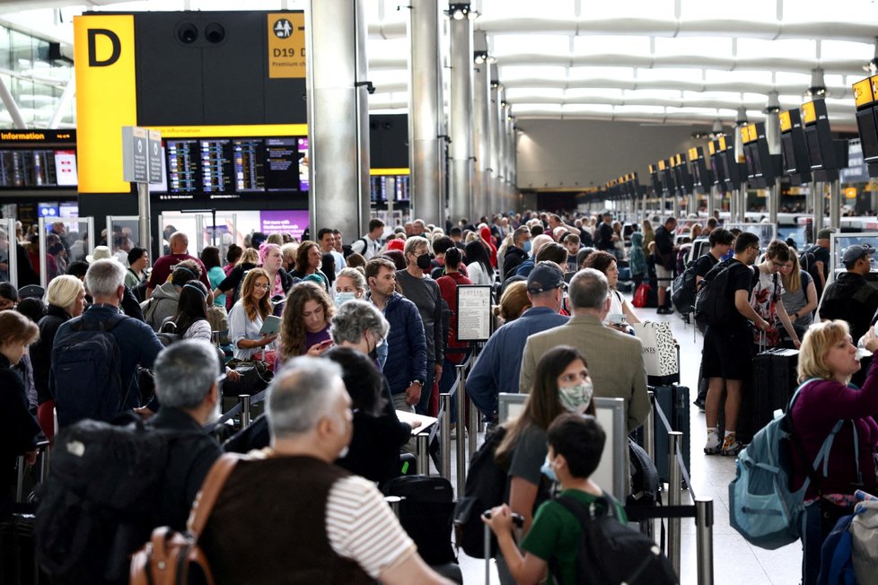 Dlouhé fronty na londýnském letišti Heathrow.