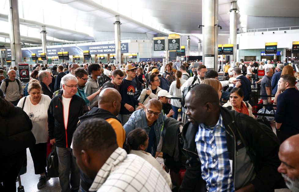 Dlouhé fronty na londýnském letišti Heathrow.