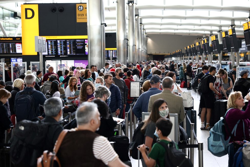 Dlouhé fronty na londýnském letišti Heathrow.