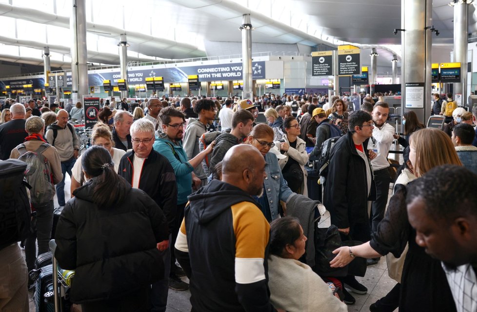 Dlouhé fronty na londýnském letišti Heathrow.