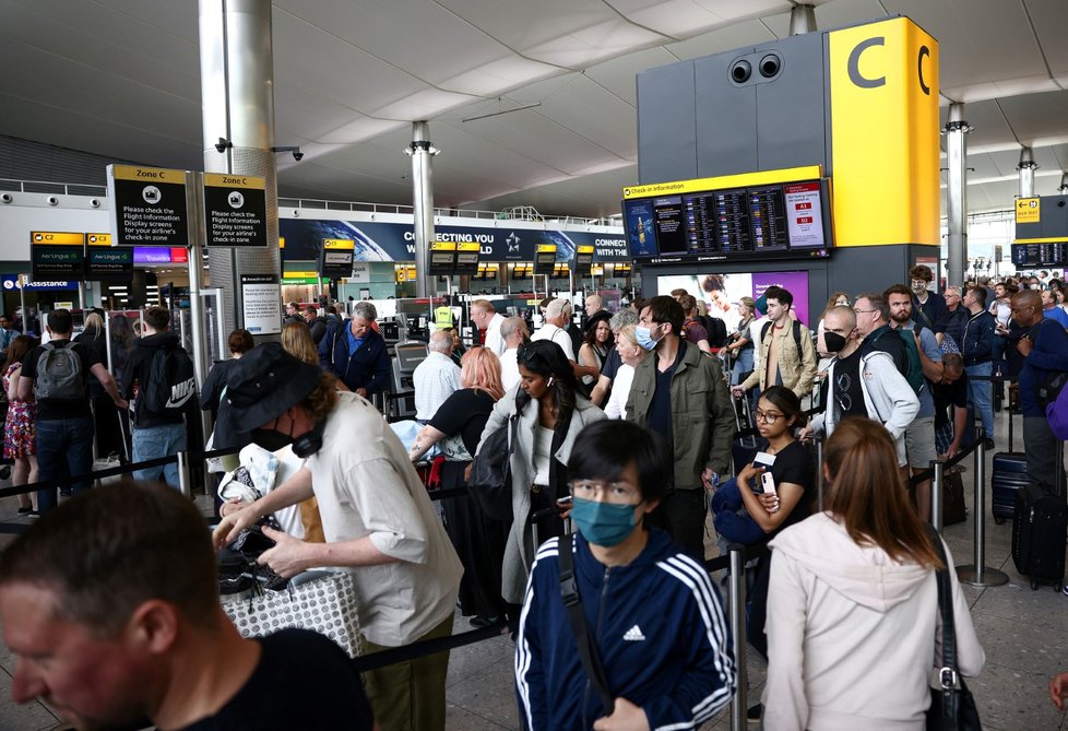 Dlouhé fronty na londýnském letišti Heathrow.