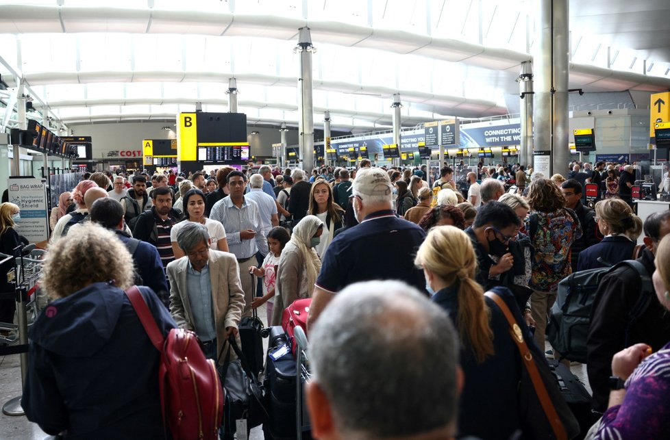 Dlouhé fronty na londýnském letišti Heathrow.