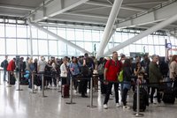 Tisíce dovolenkářů uvízly na letištích. Aerolinky v Británii ruší lety, nemají zaměstnance