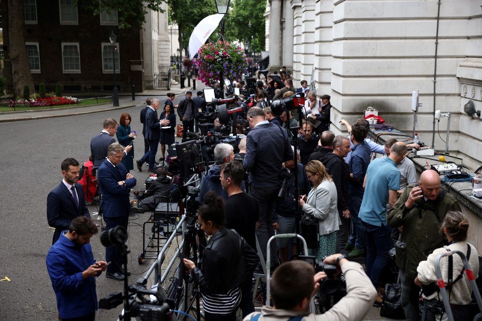 Novináři čekají před Downing street 10 na oznámení rezignace Borise Johnsona.(7.7.2022)