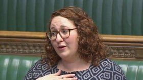 Poslankyně Danielle Rowleyová v Dolní sněmovně otevřela otázku menstruační chudoby.