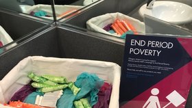 Skotsko bojuje proti menstruační chudobě. Na záchodech letiště v Glasgow přibyly košíky s tampony a vložkami.