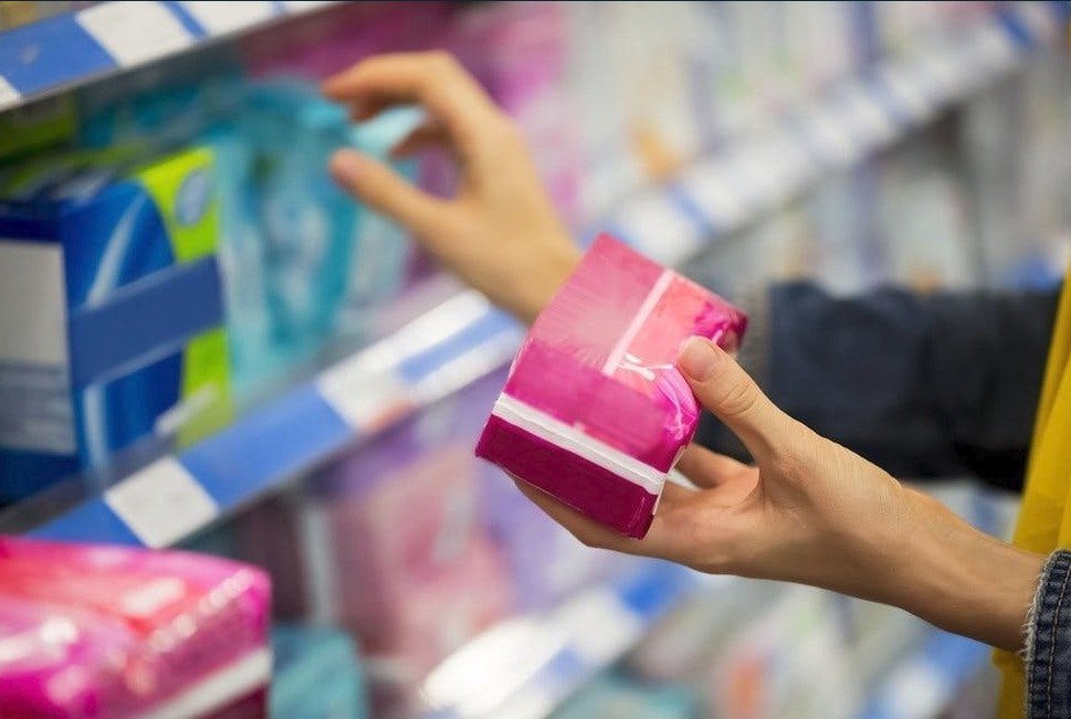 Británie se potýká s menstruační chudobou, hygienické produkty vyjdou ženy i na 15 tisíc korun ročně.