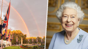 V předvečer pohřbu královny Alžběty II. se nad Buckinghamským palácem opět objevila duha.