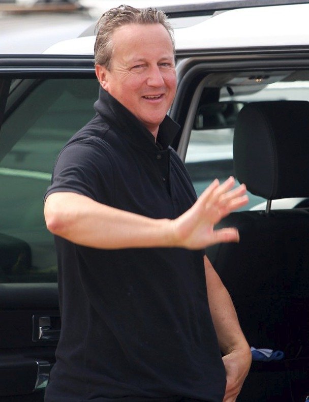 Britský expremiér David Cameron si užívá luxusu, ochranka ho doprovází i na pláž.