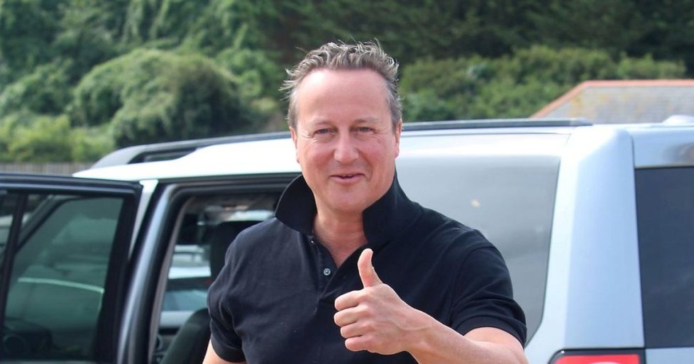 Britský expremiér David Cameron si užívá luxusu, ochranka ho doprovází i na pláž.