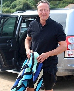 Britský expremiér David Cameron si užívá luxusu, ochranka ho doprovází i na pláž.