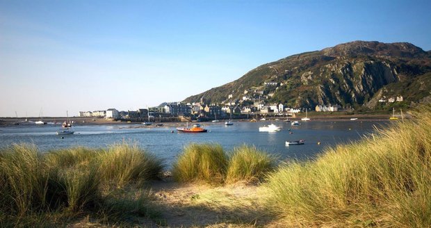 Pohled na vesnici Fairbourne, která s nachází v zátoce Barmouth v západním Walesu.