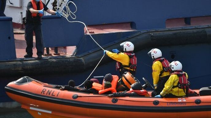 Britští záchranáři přivážejí do přístavu v Doveru imigranty, kteří se pokusili nelegálně dosáhnout britského pobřeží na nafukovacím člunu