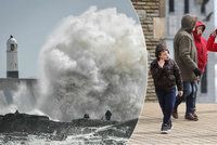 Bouře Hannah řádila v Británii a Irsku. Silný vítr vrátil na zem i letadlo
