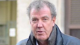 Jeremy Clarkson právě odchází ze studia, kde způsobil pozdvižení.