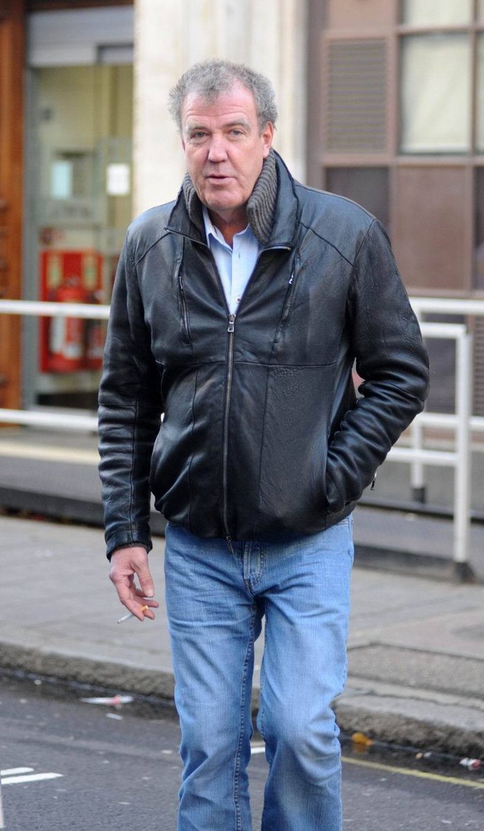 Jeremy Clarkson nosí džíny všude.