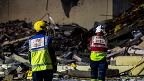 Tři mrtví po výbuchu domu v britském Jersey. Pátrání po 12 pohřešovaných záchranáři vzdali
