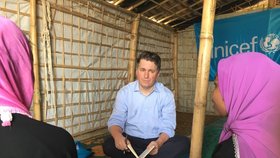 Justin Forsyth v rohingském uprchlickém táboře.