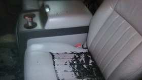 Muslimové křesťanské rodině vymlátili okna u aut.