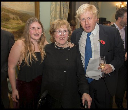 Exministr zahraničí Boris Johnson s matkou Charlotte a dcerou Larou.