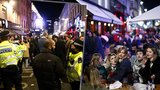 Britové se po rozvolnění „urvali“. Divoké party v ulicích a hospodách musela krotit policie