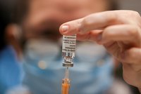Dostali vakcínu proti covidu, je jim „k ničemu“: Trápení účastníků klinických studií
