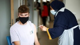 Koronavirus a očkování proti němu ve Velké Británii (srpen 2021)