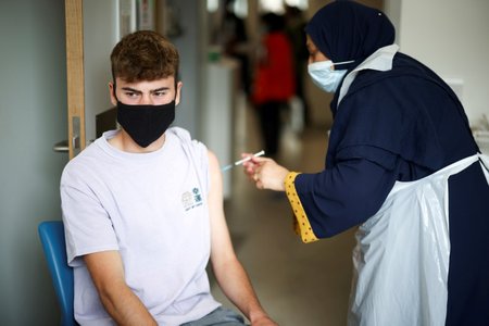 Koronavirus a očkování proti němu ve Velké Británii (srpen 2021)