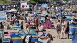 V Británie hlásí přes 30 tisíc nakažených za den. Ministr: A může jich být až 100 tisíc