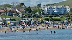 Rozvolnění v Británii: Lidi vyrazili k moři v pobřežním městě Swanage na jihovýchodě hrabství Dorset
