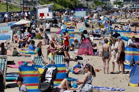 Rozvolnění v Británii: Lidé vyrazili k moři v pobřežním městě Swanage na jihovýchodě hrabství Dorset (5. 6. 2021).