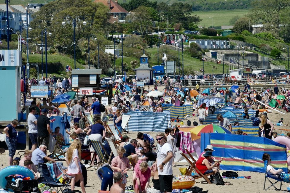 Rozvolnění v Británii: Lidí vyrazili k moři v pobřežním městě Swanage na jihovýchodě hrabství Dorset (5. 6. 2021)