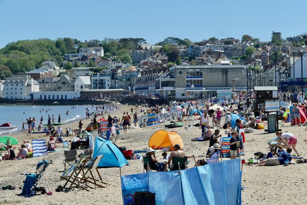 Rozvolnění v Británii: Lidé vyrazili k moři v pobřežním městě Swanage na jihovýchodě hrabství Dorset (5. 6. 2021).