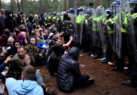 Policie ukončila ilegální párty v Thetfordském lese na východě Anglie.