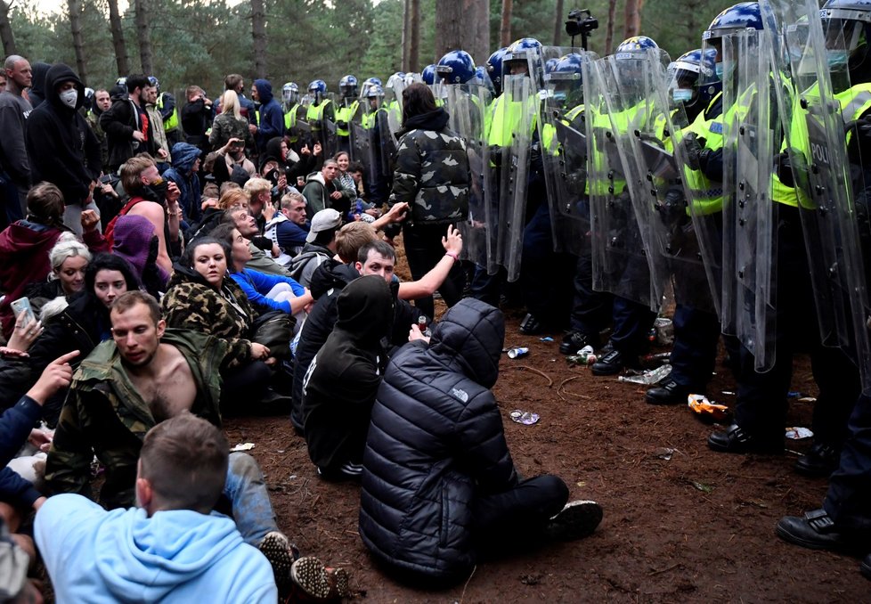 Policie ukončila ilegální párty v Thetfordském lese na východě Anglie.