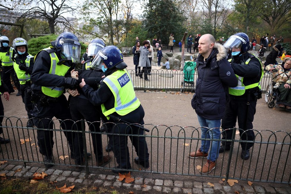 Protest odpůrců protiepidemických opatření v Londýně.