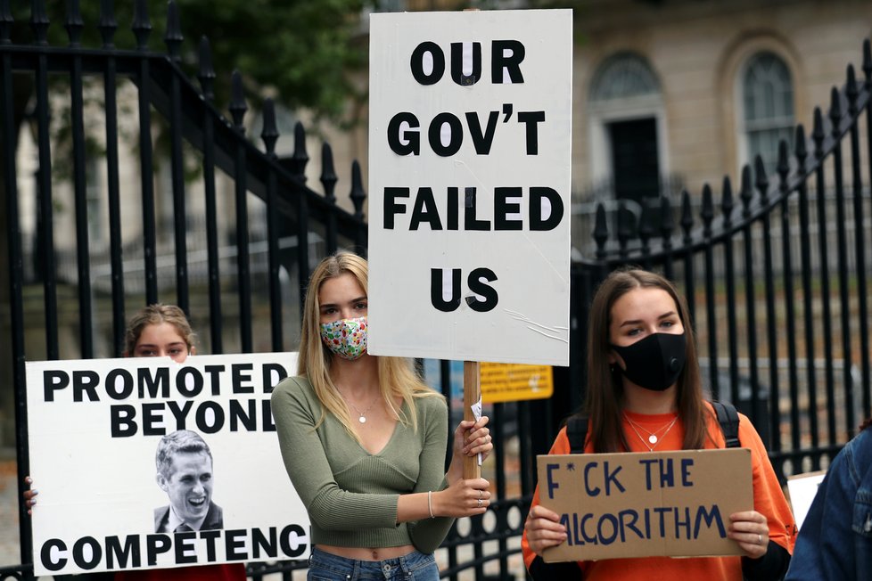 Koronavirus v Británii: Protest studentů před Downing Street