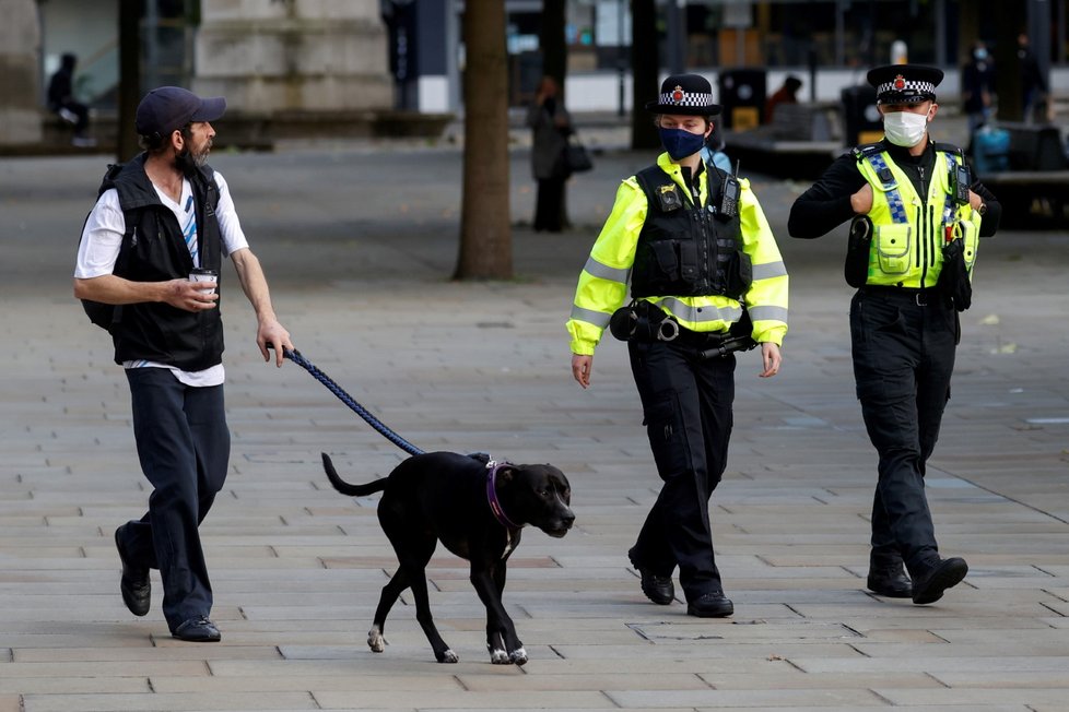 Koronavirus ve Velké Británii. Na dodržování restrikcí dohlíží policie,