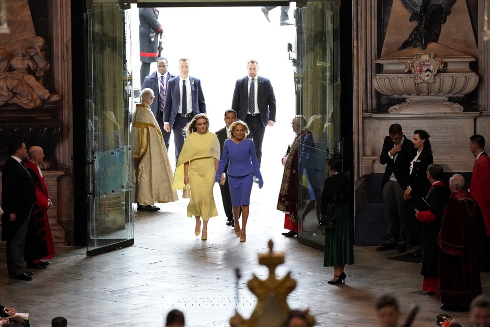 Korunovace Karla III.: První dáma USA Jill Bidenová přijela do Westminsterského opatství s vnučkou Finnegan. (6.5.023)